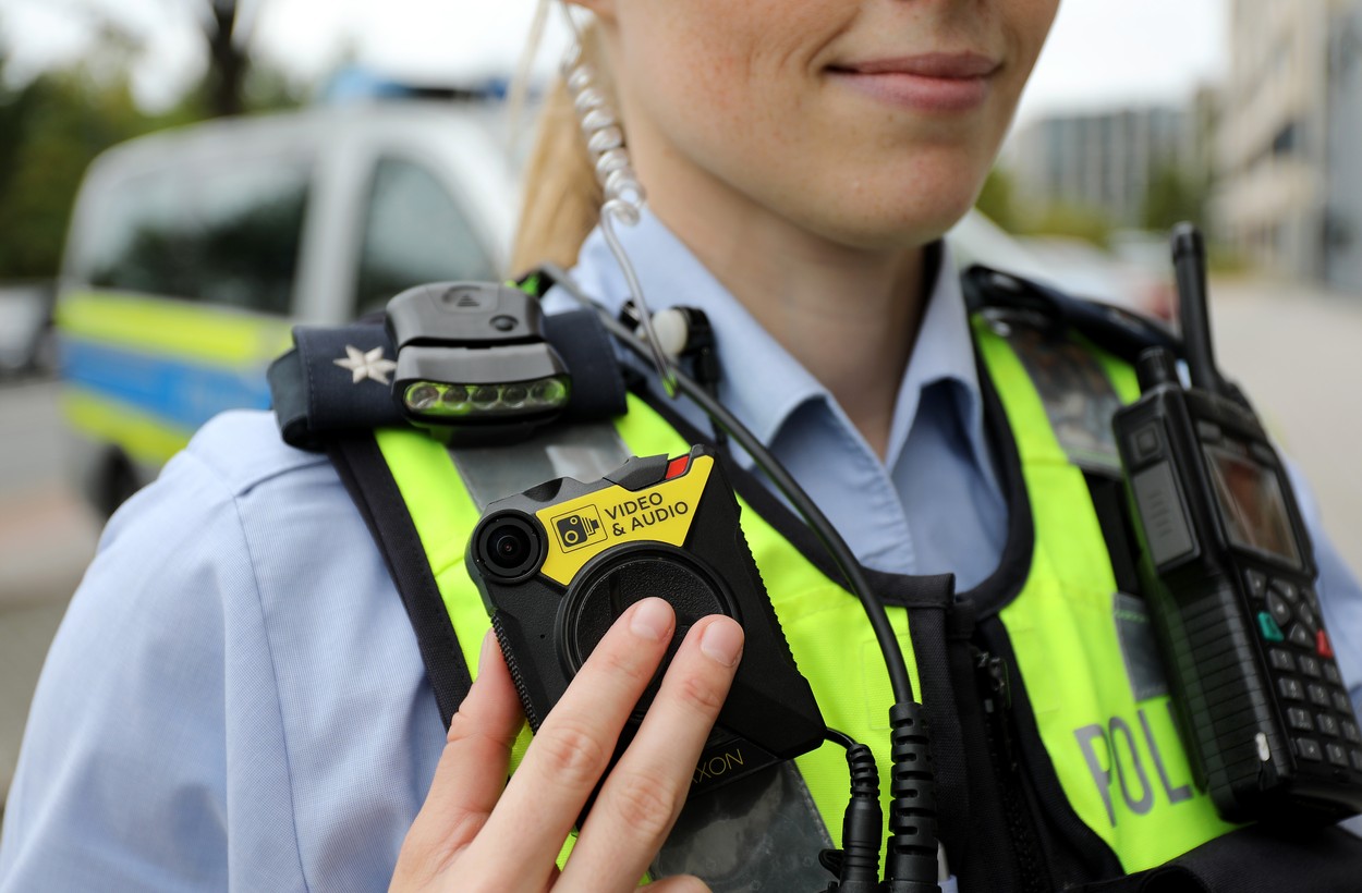 Adio dispute din cauza aplicării legii în mod „greșit“. 12.000 de camere video corporale vor ajunge la polițiști