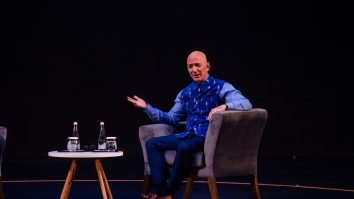 Jeff Bezos, CEO-ul Amazon, a devenit mai bogat cu 13 miliarde de dolari într-o singură zi
