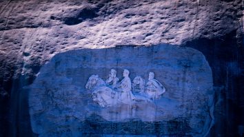 „Black power, black love”: Sute de afro-americani înarmaţi au protestat în faţa unui monument al supremaţiei albe în statul Georgia VIDEO