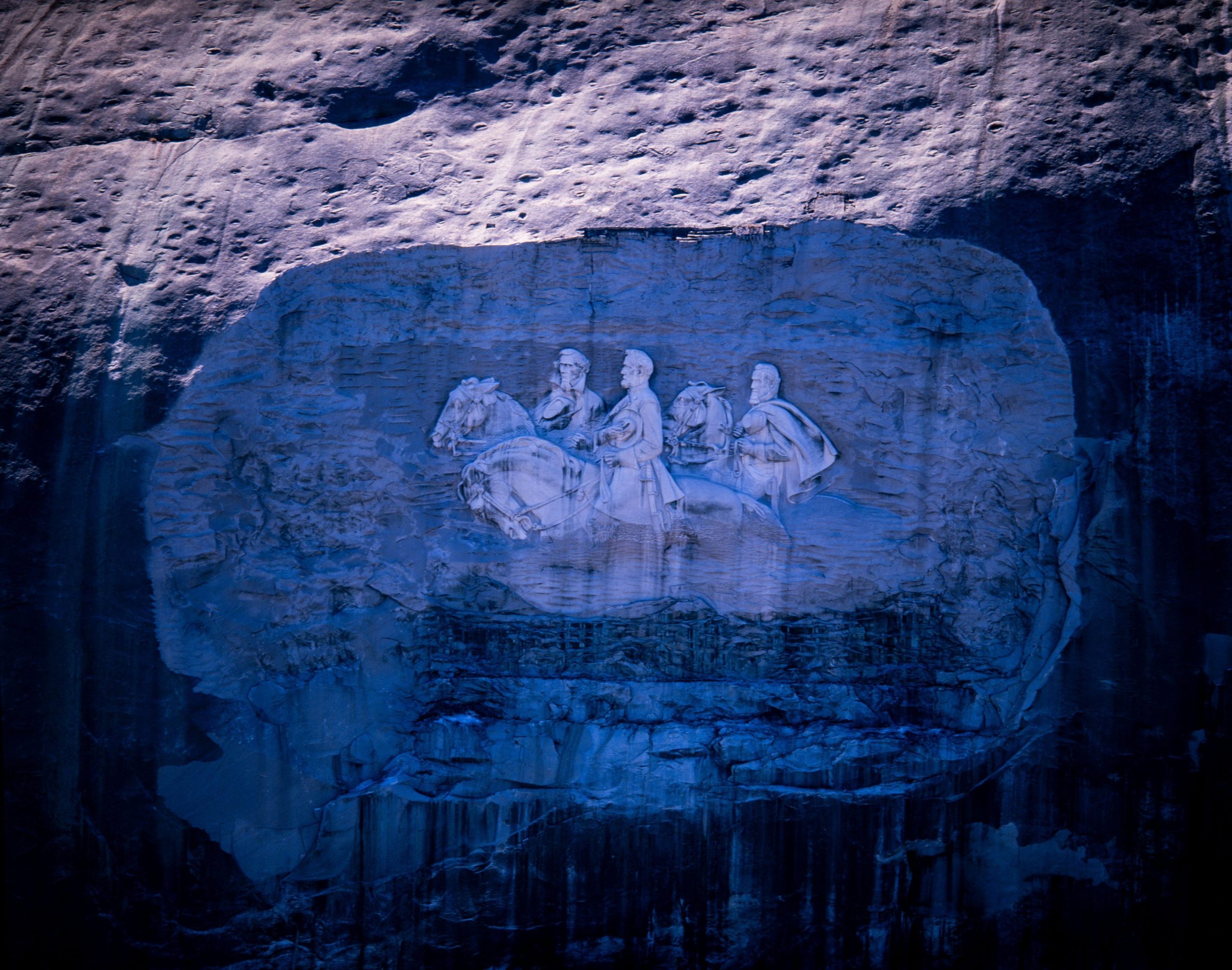„Black power, black love”: Sute de afro-americani înarmaţi au protestat în faţa unui monument al supremaţiei albe în statul Georgia VIDEO