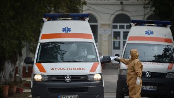 O gravidă de la Arad, cu Covid-19, a murit în timp ce era transferată la Timișoara