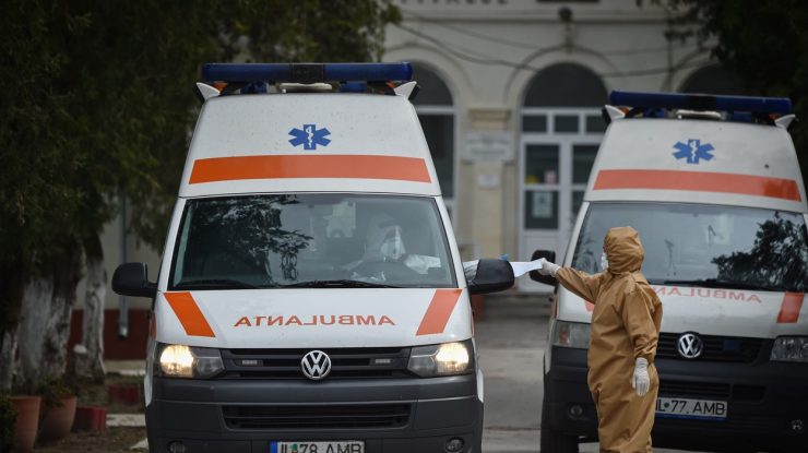 O gravidă de la Arad, cu Covid-19, a murit în timp ce era transferată la Timișoara