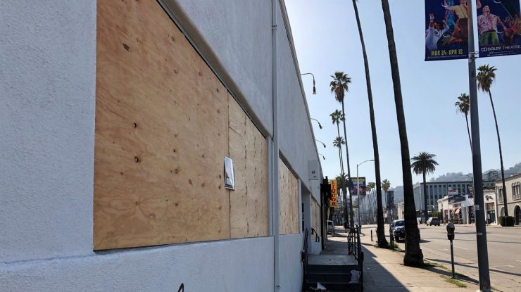 Nepurtarea măștii în Michigan poate fi fatală. Un bărbat a fost împușcat mortal de o polițistă