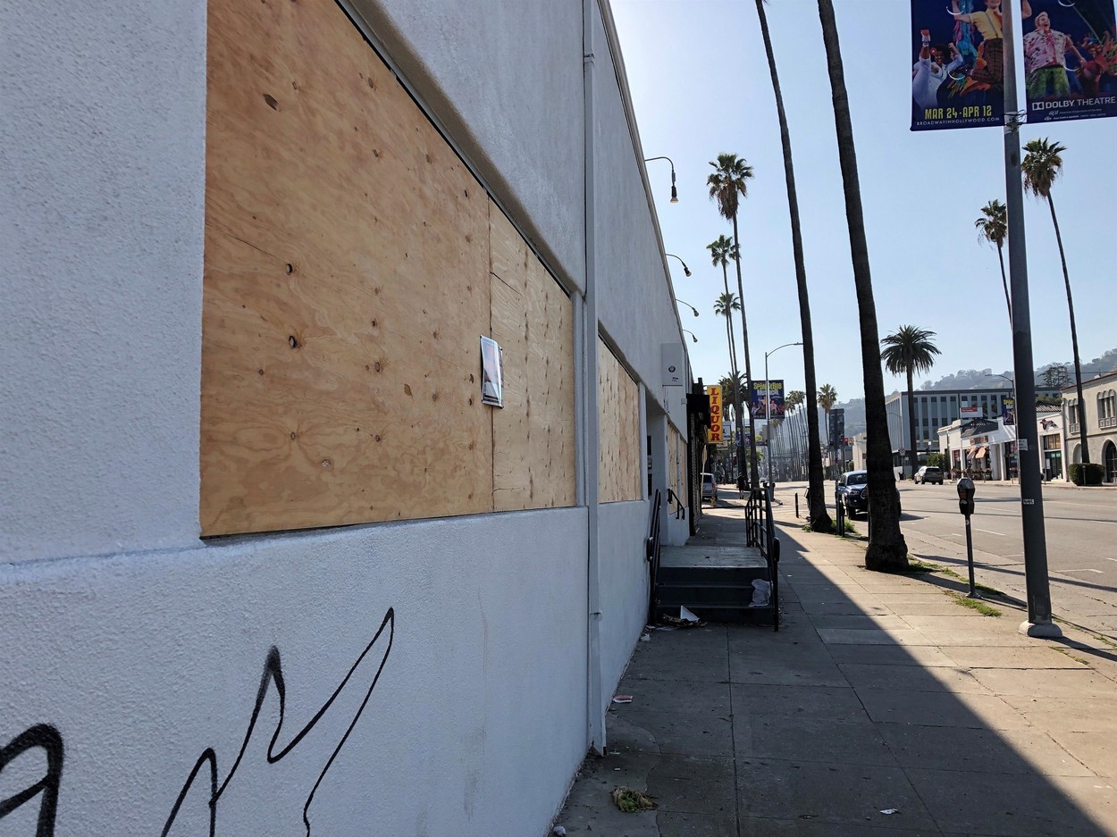 Nepurtarea măștii în Michigan poate fi fatală. Un bărbat a fost împușcat mortal de o polițistă