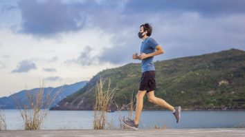 Masca nu te lasă fără oxigen. Un medic îți demonstrează asta