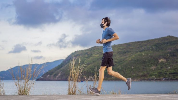 Masca nu te lasă fără oxigen. Un medic îți demonstrează asta