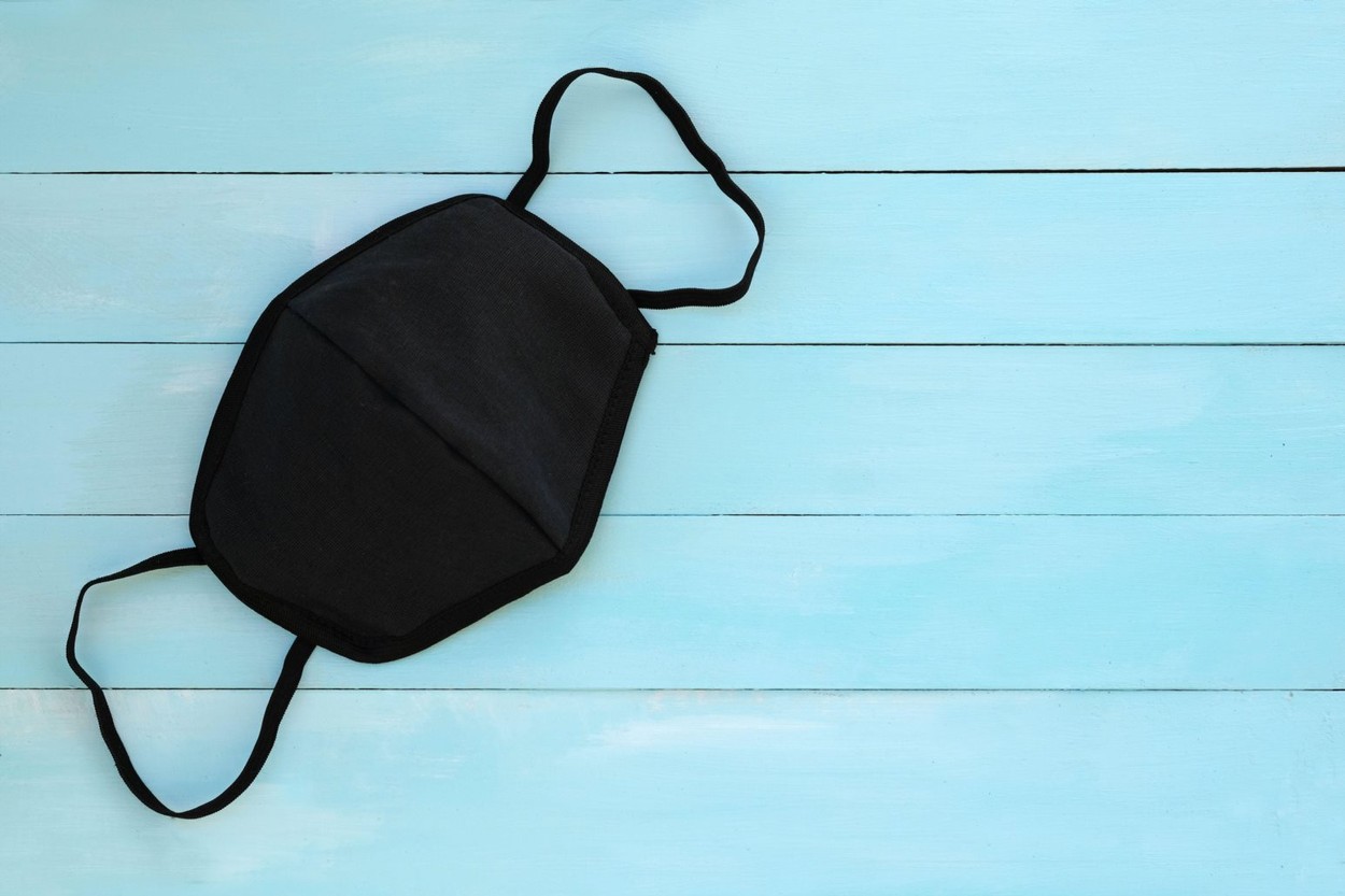 Măştile din bumbac versus cele chirurgicale: „Trebuie să aibă minim două straturi”