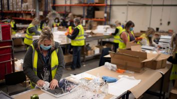 Guvernul britanic introduce noi reguli de muncă post-Brexit: persoanele calificate sunt favorizate. Cei necalificați vor obține greu permis de muncă