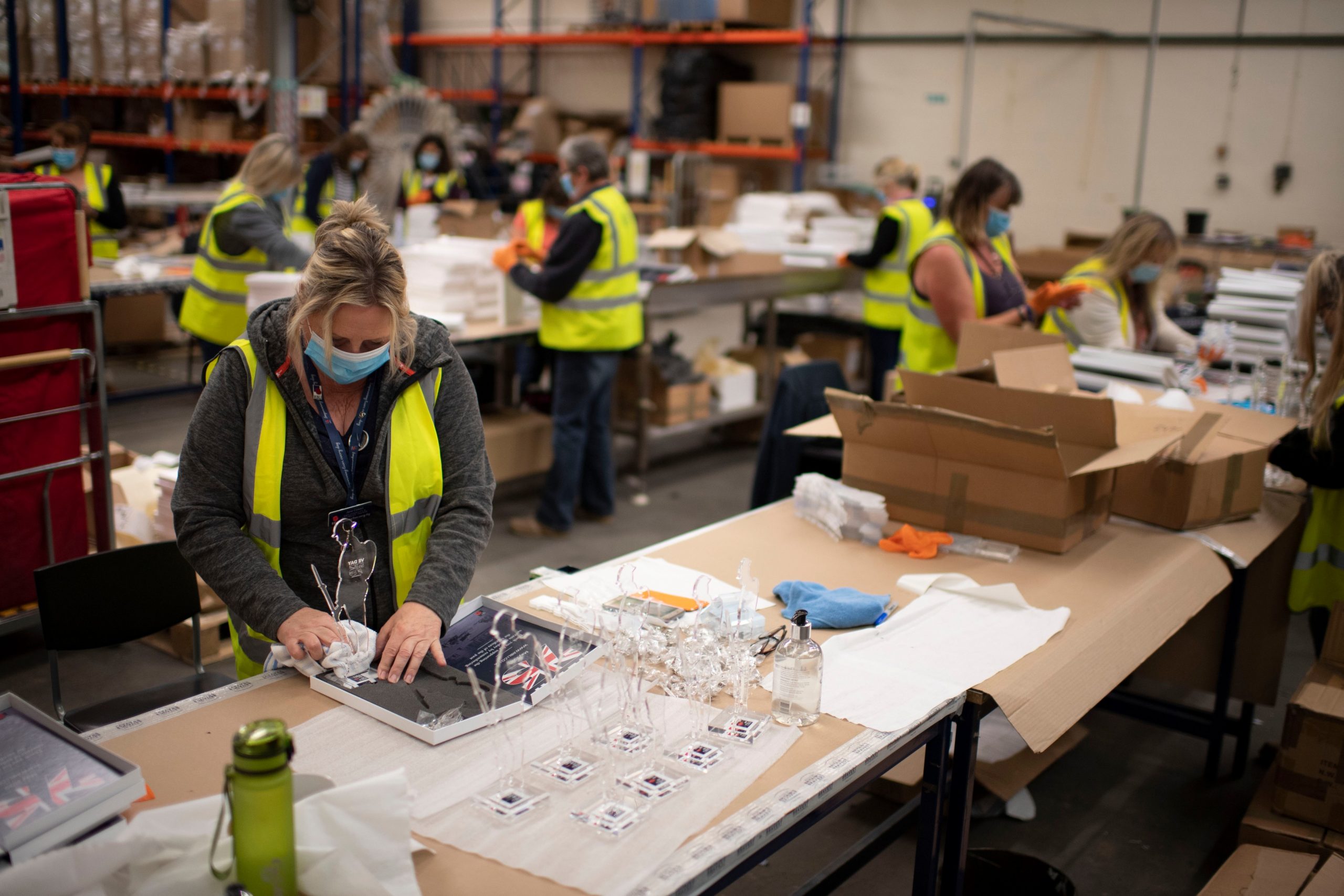 Guvernul britanic introduce noi reguli de muncă post-Brexit: persoanele calificate sunt favorizate. Cei necalificați vor obține greu permis de muncă