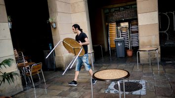 Românii din Catalonia rămân fără petreceri și distracţie. Noile restricții au închis localurile