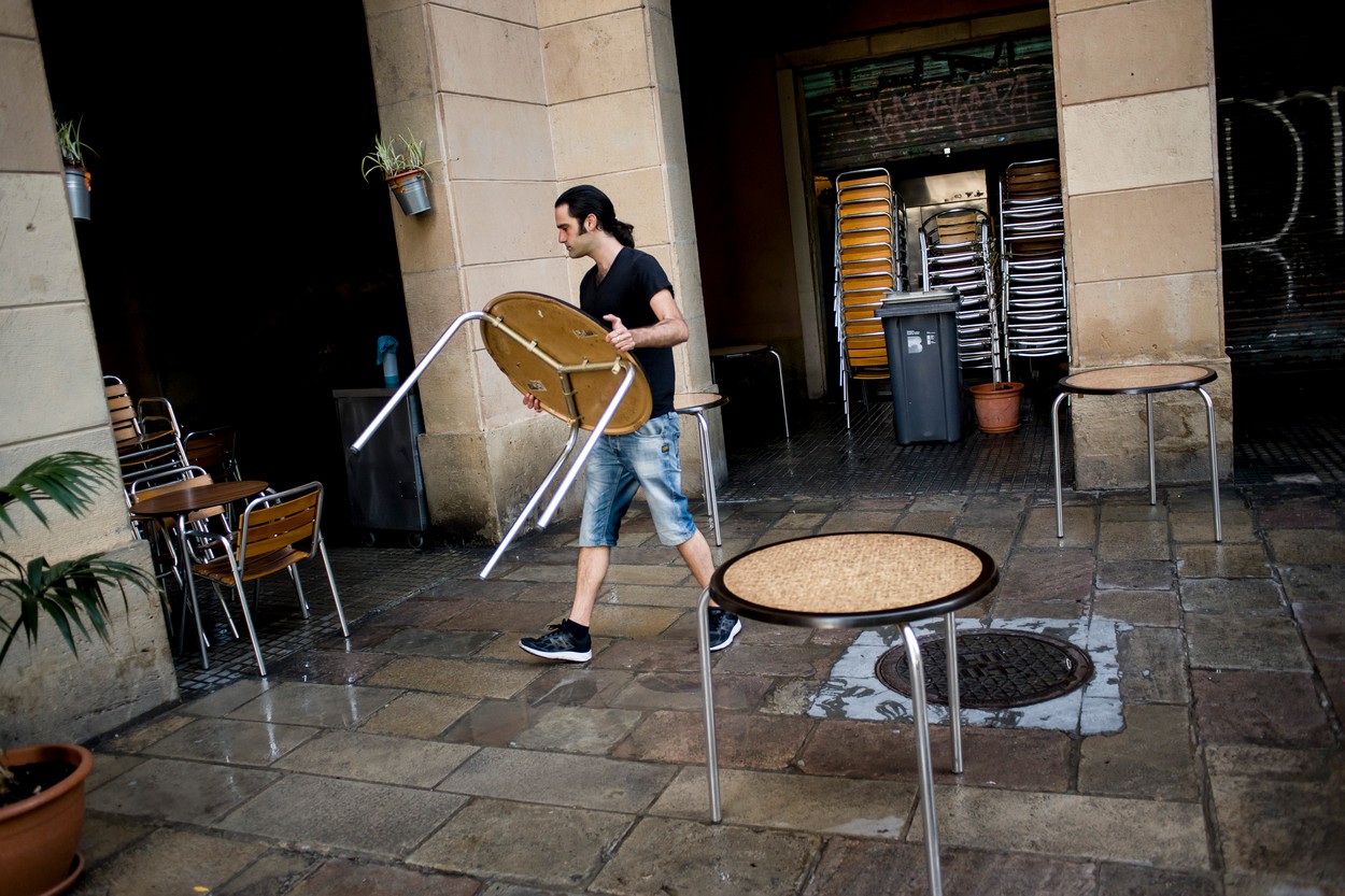 Românii din Catalonia rămân fără petreceri și distracţie. Noile restricții au închis localurile