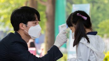 Un nou studiu îți spune că te poți infecta mai ușor cu Covid-19 acasă, decât în afara locuinței