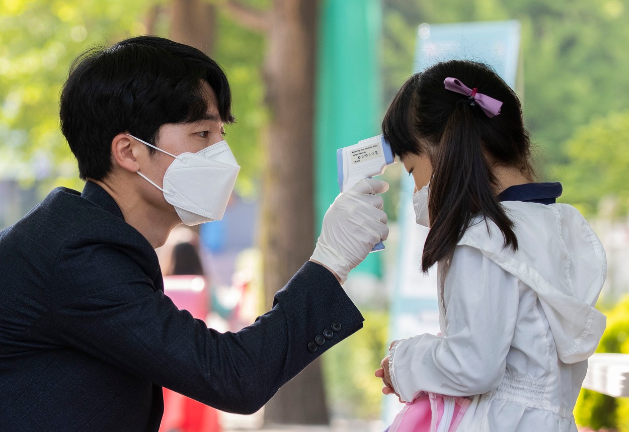 Un nou studiu îți spune că te poți infecta mai ușor cu Covid-19 acasă, decât în afara locuinței