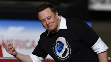 Elon Musk a devenit mai bogat decât Warren Buffett. Ce avere are