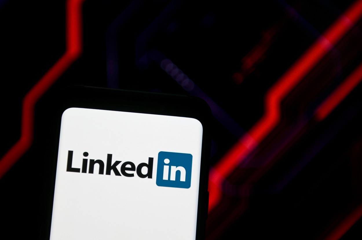 LinkedIn dă afară peste 1.000 de angajați. Anunțul directorului general