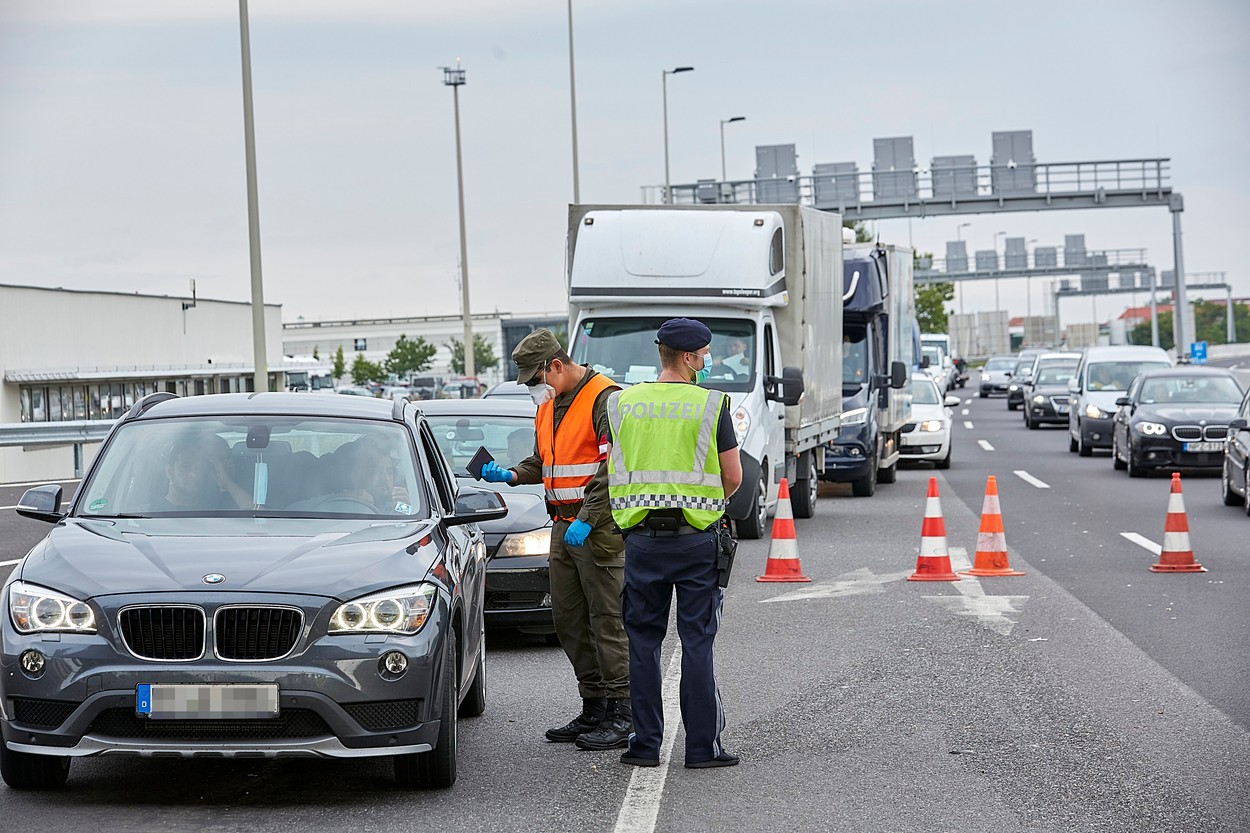 Grecia strânge frontierele. Singurul punct de trecere care rămâne deschis / MAE anunță instituirea unui flux separat pentru mașinile înmatriculate în UE