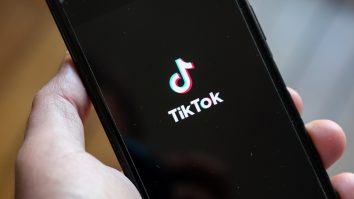 Amazon dă înapoi. Spune că mail-ul prin care le-a cerut angajaților să șteargă TikTok de pe telefoane a fost trimis din greșeală