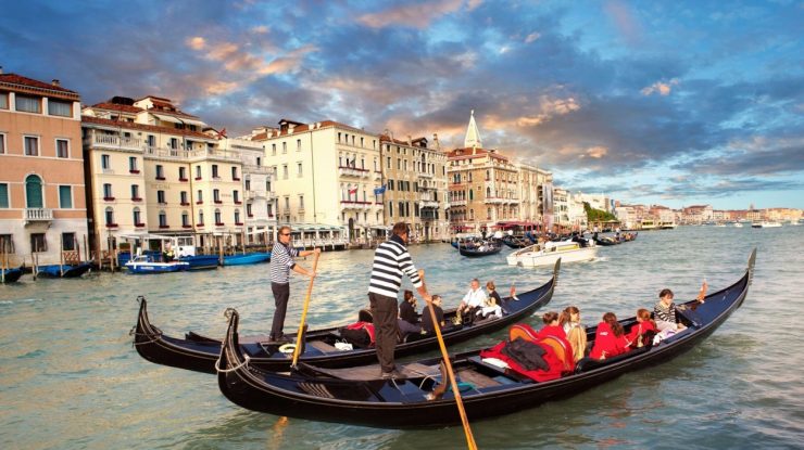 Vizitatorii Veneției, tot mai supraponderali. Gondolierii, nevoiți să reducă numărul pasagerilor