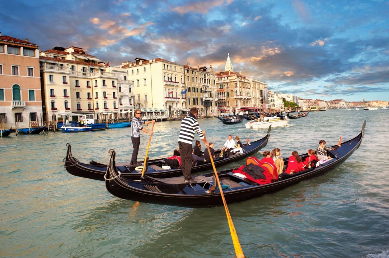 Vizitatorii Veneției, tot mai supraponderali. Gondolierii, nevoiți să reducă numărul pasagerilor