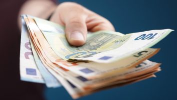 Un bunic de 74 de ani a vrut să-și scape nepotul de dosar penal și a dat șpagă 300 de euro