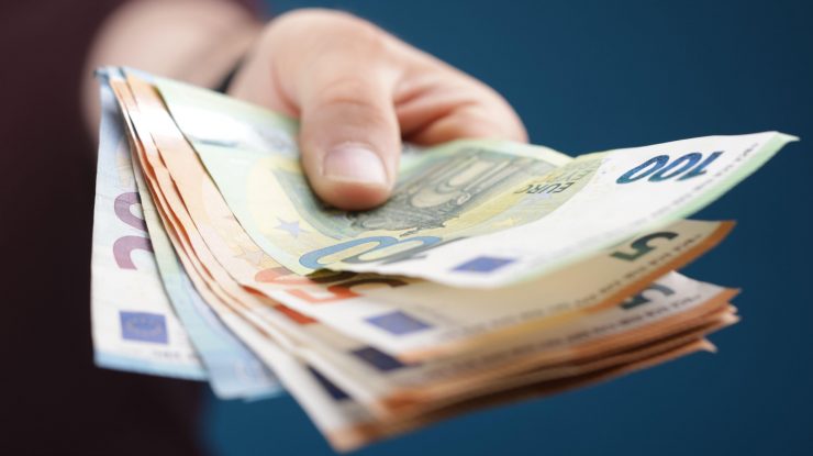 Un bunic de 74 de ani a vrut să-și scape nepotul de dosar penal și a dat șpagă 300 de euro