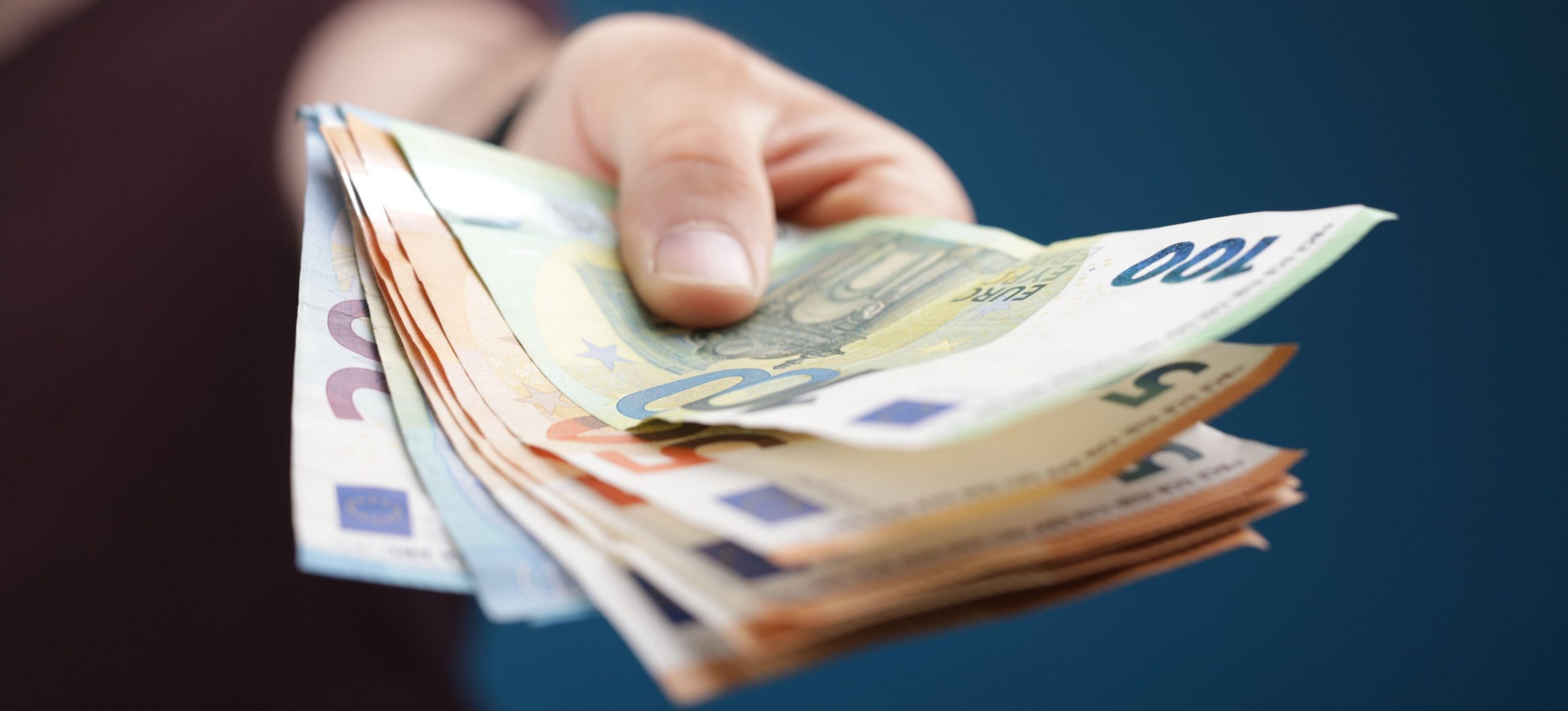 Un bunic de 74 de ani a vrut să-și scape nepotul de dosar penal și a dat șpagă 300 de euro