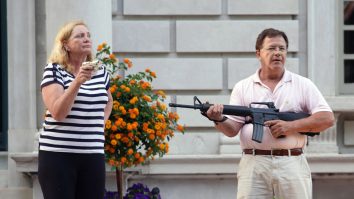 Percheziții la vila de lux a cuplului de albi care a amenințat cu armele protestatarii “Black Lives Matter”