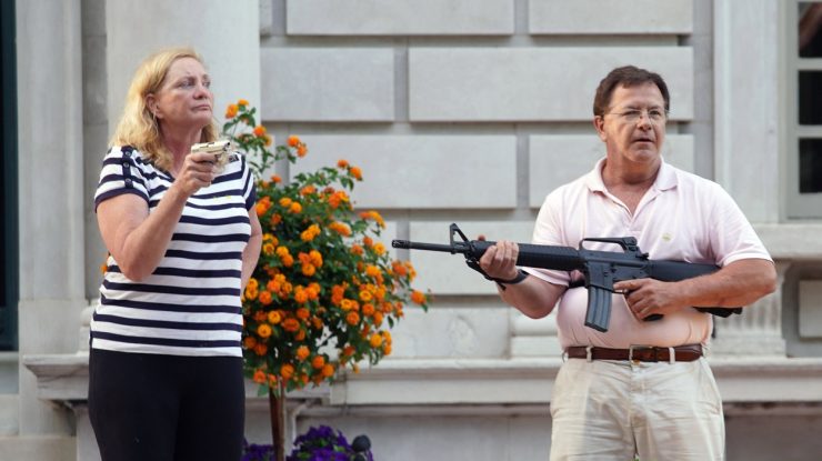 Percheziții la vila de lux a cuplului de albi care a amenințat cu armele protestatarii “Black Lives Matter”