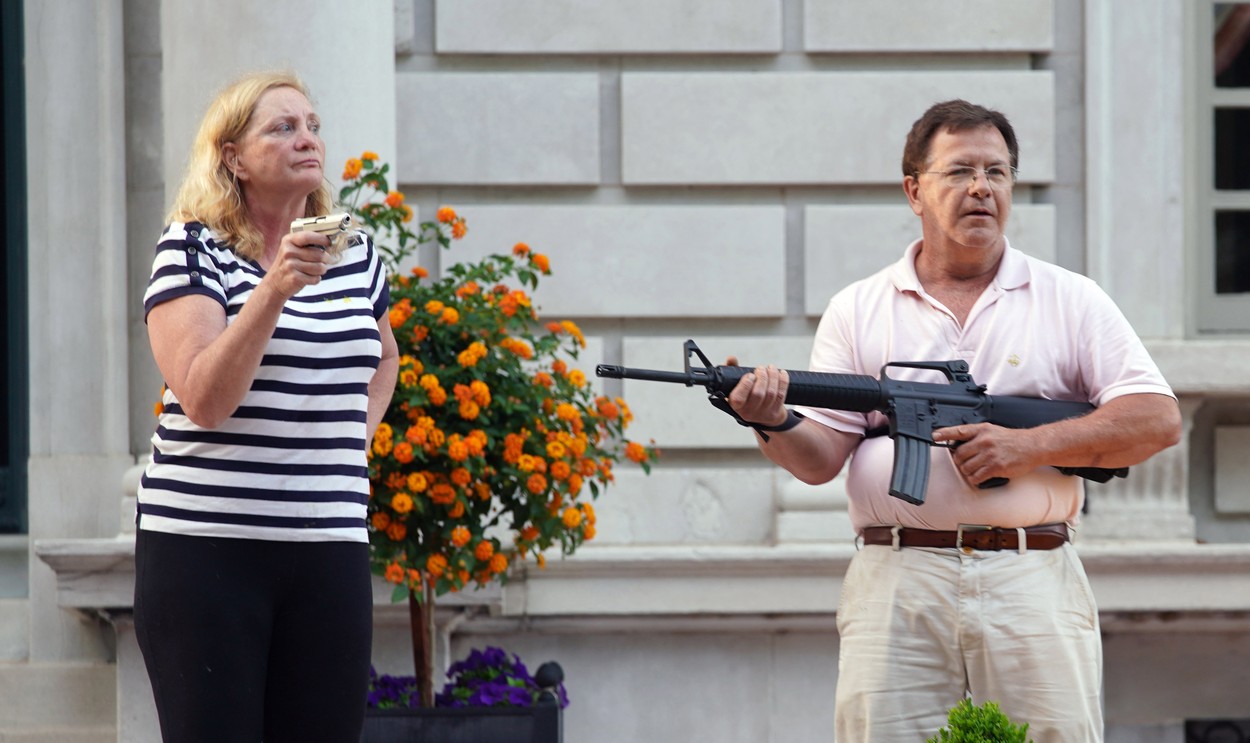 Percheziții la vila de lux a cuplului de albi care a amenințat cu armele protestatarii “Black Lives Matter”