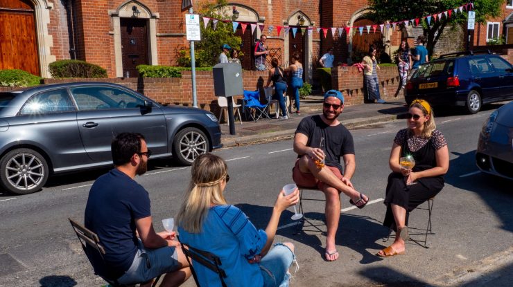 „Petreceri Covid”: tinerii se  întâlnesc pentru a vedea cine se infectează primul. Bolnavul primește bani