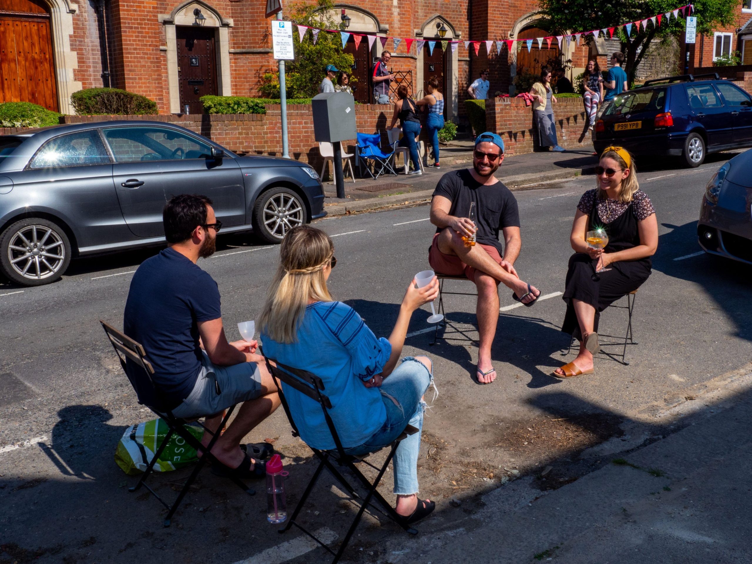 „Petreceri Covid”: tinerii se  întâlnesc pentru a vedea cine se infectează primul. Bolnavul primește bani