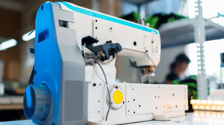 Legislaţia muncii ar putea fi schimbată după ce un focar de Covid-19 a închis o fabrică de confecţii cu aproape 500 de angajaţi din Brăila