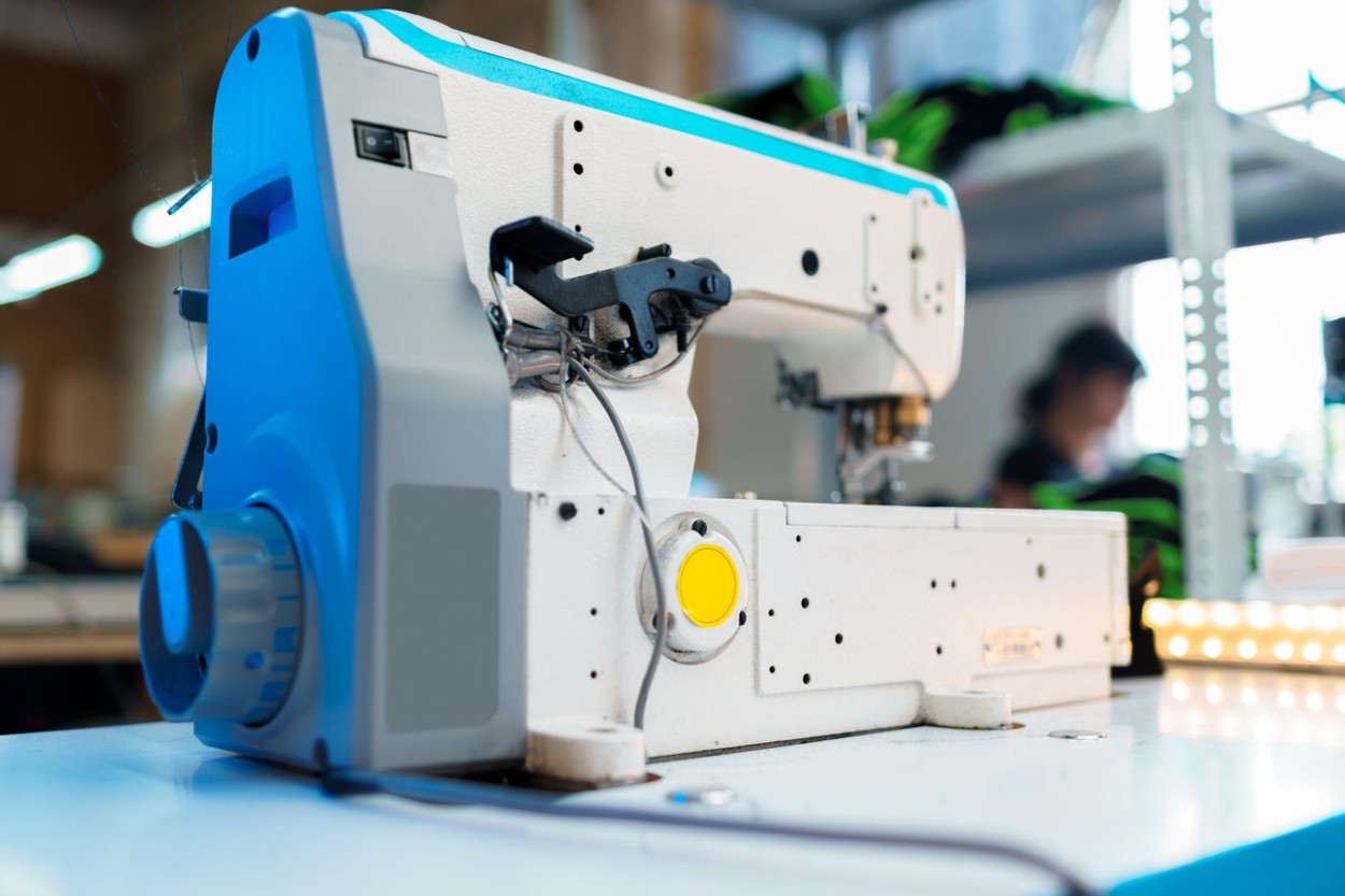 Legislaţia muncii ar putea fi schimbată după ce un focar de Covid-19 a închis o fabrică de confecţii cu aproape 500 de angajaţi din Brăila