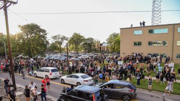 Un protestar împușcă din greșeală un alt manifestant în timp ce o mașină intră în mulțime. Imagini de pe camerele de supraveghere