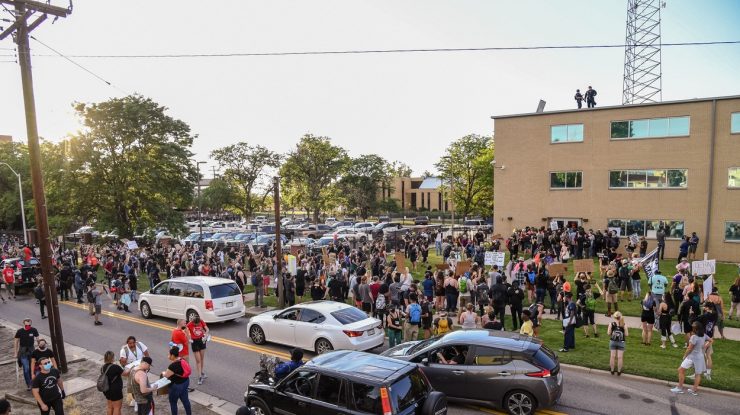 Un protestar împușcă din greșeală un alt manifestant în timp ce o mașină intră în mulțime. Imagini de pe camerele de supraveghere