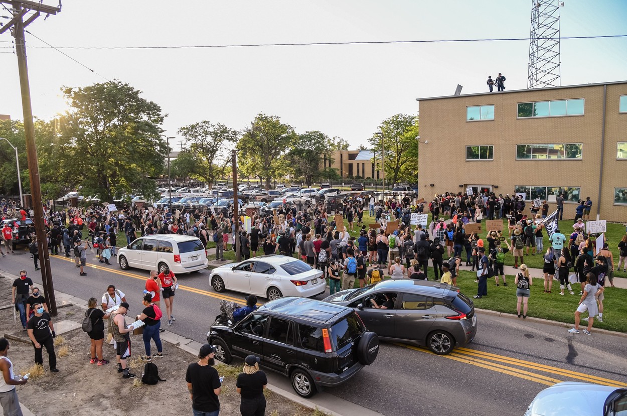 Un protestar împușcă din greșeală un alt manifestant în timp ce o mașină intră în mulțime. Imagini de pe camerele de supraveghere