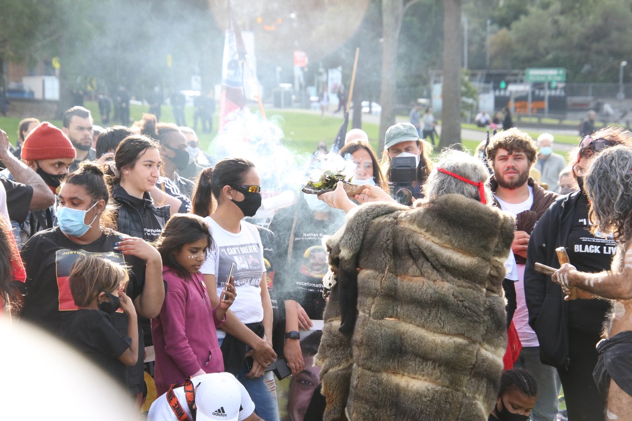 Polițiștii din Sydney i-au cerut unei tinere să-și scoată tamponul în timpul unor percheziții