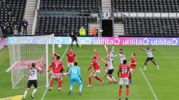 Un suporter a sărit în râu de fericire pentru că echipa sa era pe cale să câștige derby-ul local. Scorul s-a schimbat însă în prelungiri