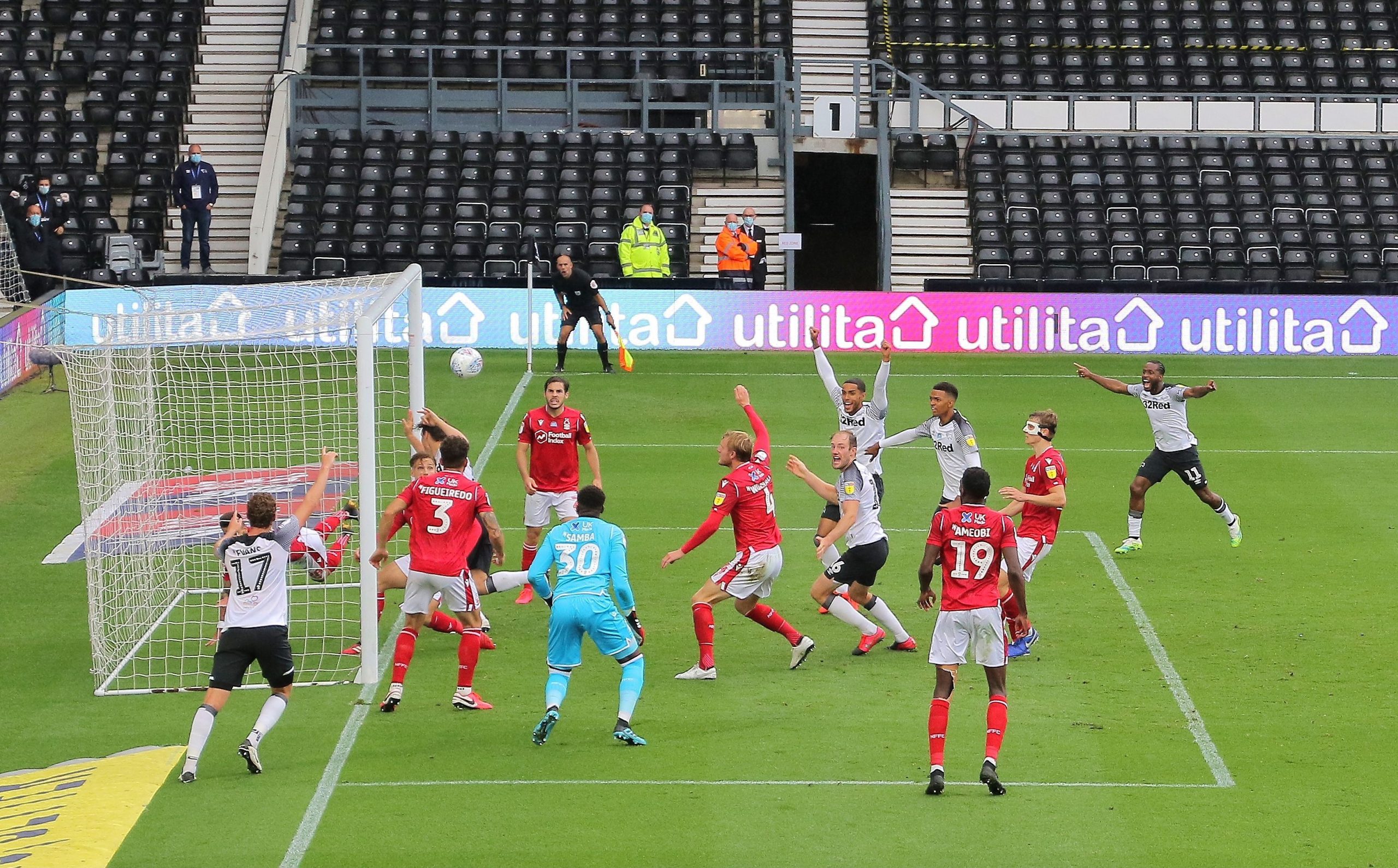 Un suporter a sărit în râu de fericire pentru că echipa sa era pe cale să câștige derby-ul local. Scorul s-a schimbat însă în prelungiri