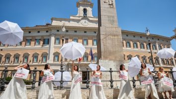 Protest în rochii albe. Motivul pentru care zeci de mirese au ieșit în stradă în Italia