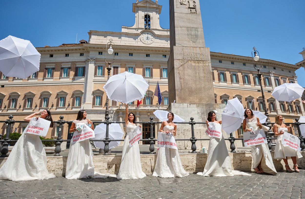 Protest în rochii albe. Motivul pentru care zeci de mirese au ieșit în stradă în Italia