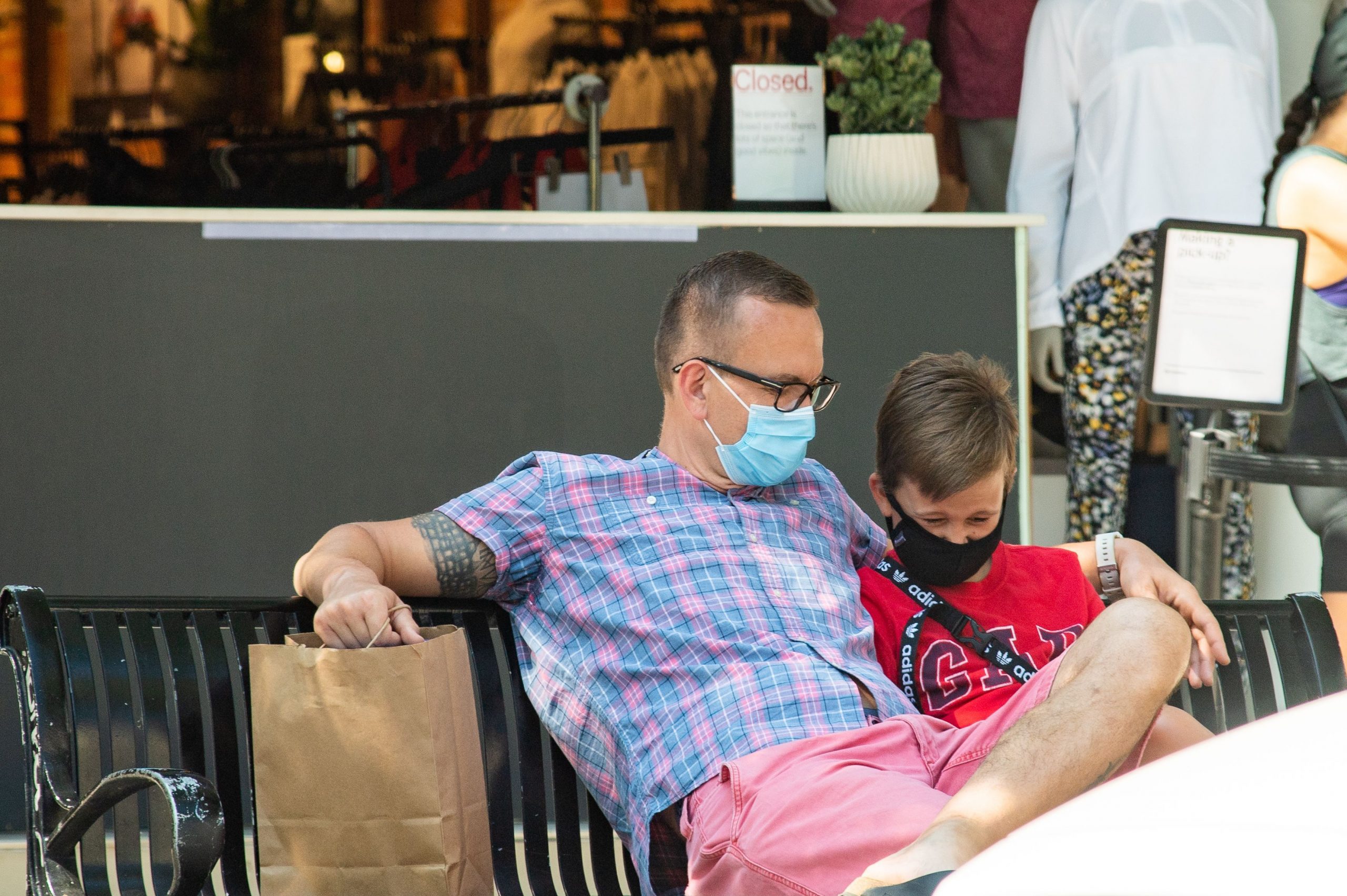 Un nou studiu arată că poluarea facilitează infectarea cu Covid-19 și amplifică simptomele