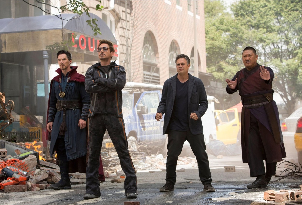 Uite cum Benedict Cumberbatch intră într-un magazin de benzi desenate îmbrăcat ca Dr Strange VIDEO