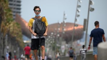 Tu știi cum să NU porți masca? Pe bărbie sau doar pe gură