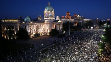 VIDEO | Sârbii au protestat pentru a treia zi consecutivă la Belgrad. 10.000 de oameni cer reforme în stradă