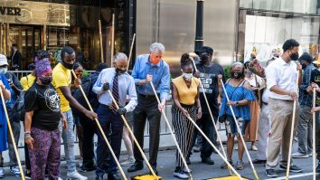 Primarul New York-ului i-a ajutat pe activiști să picteze mesajul „Black Lives Matter” în fața Trump Tower