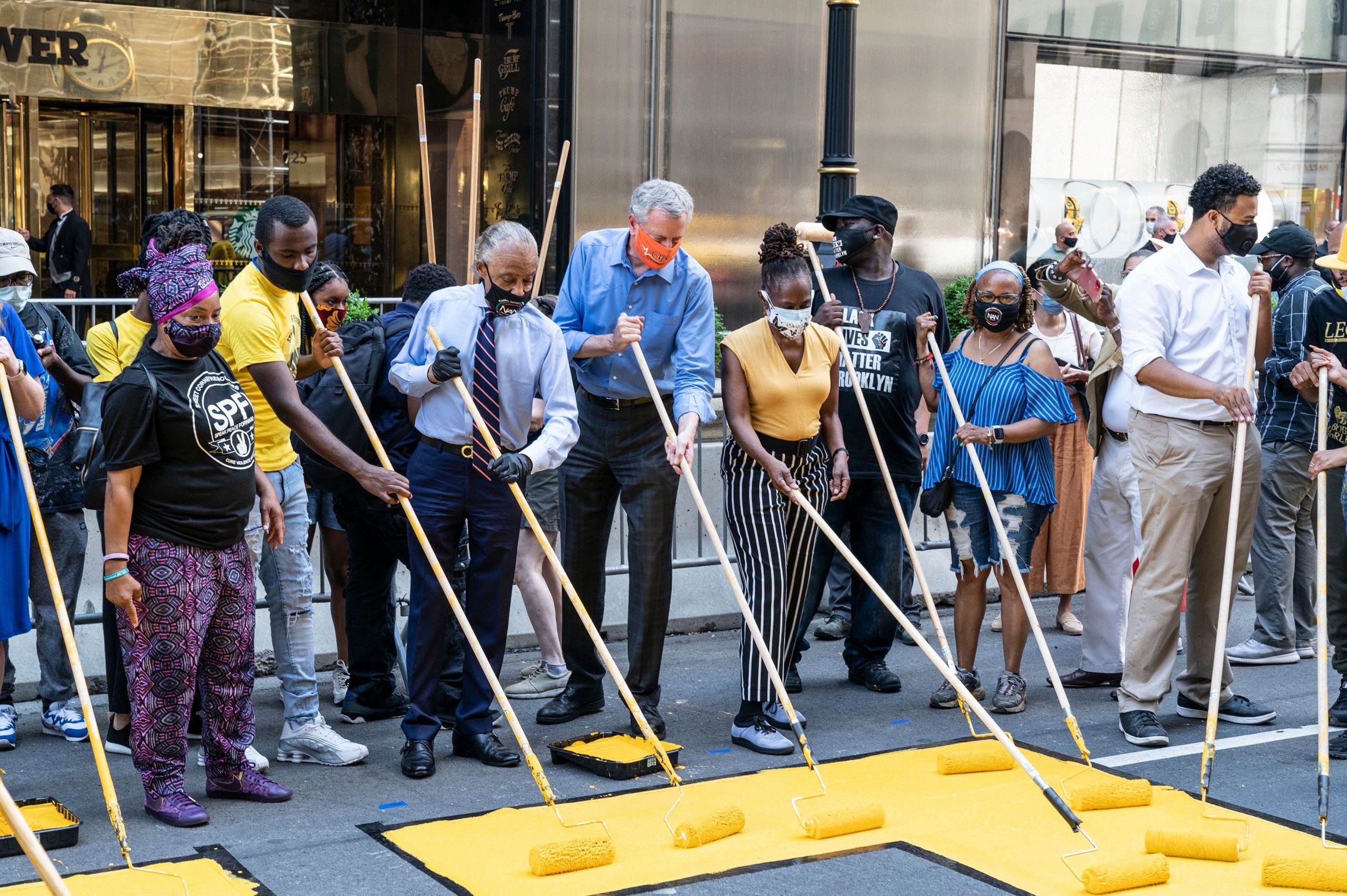 Primarul New York-ului i-a ajutat pe activiști să picteze mesajul „Black Lives Matter” în fața Trump Tower