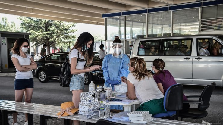 Certificate false, care atestă testarea negativă la Covid-19, vândute la intrarea în Grecia. Cât costă un astfel de document