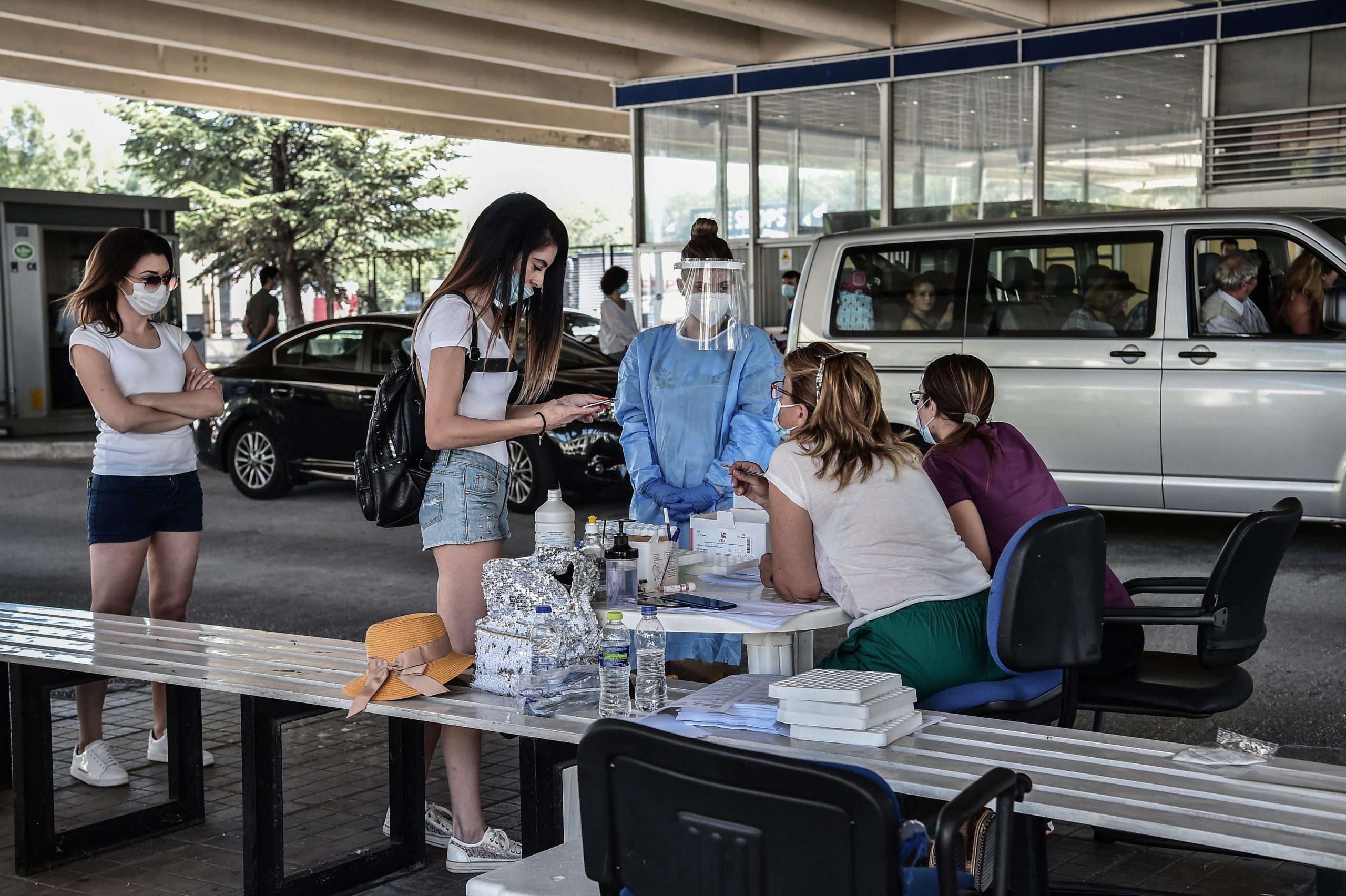 Certificate false, care atestă testarea negativă la Covid-19, vândute la intrarea în Grecia. Cât costă un astfel de document