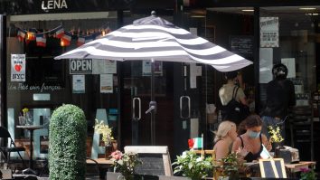 Clienții de la terasele din New York, atacați de șobolanii înfometați: „S-a trezit cu el pe pantof!”